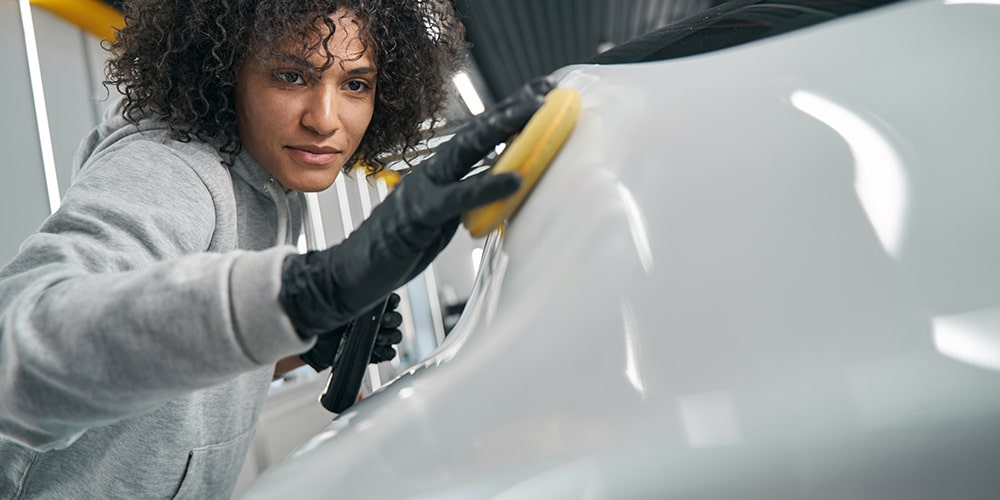 Descubra como polir um carro recém-pintado corretamente