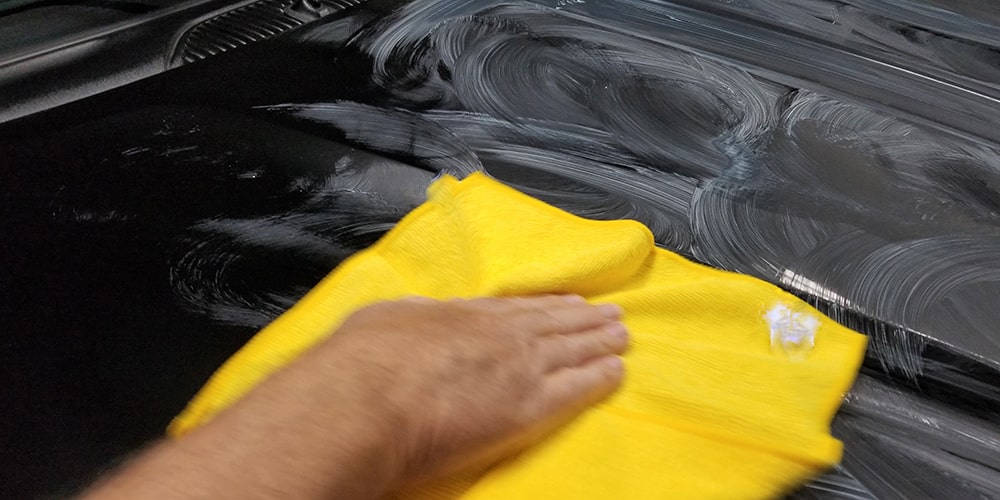 Você sabe se é ruim encerar um carro constantemente? Descubra aqui